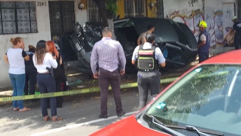 Conductor sufre accidente y se impacta contra casa.