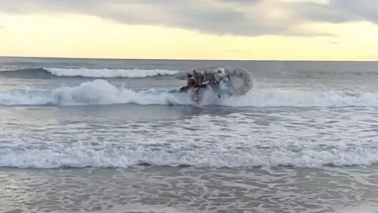 VIDEO: Reyes Magos llegan en lancha a España y naufragan