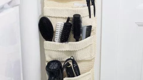 4 ideas para reciclar ropa vieja que ya no uses y transformarla en organizadores colgantes para el baño