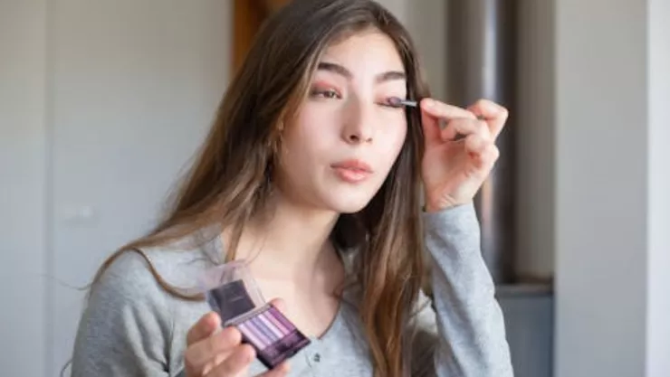 ¿Cómo maquillar los ojos pequeños para abrir la mirada?