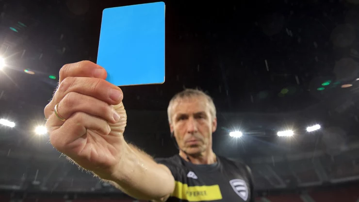 Árbitro de futbol mostrando la tarjeta azul