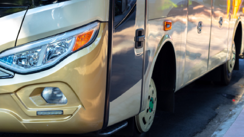 Conductor muere aplastado por autobús mientras lo reparaba