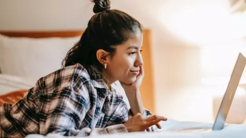joven usando computadora