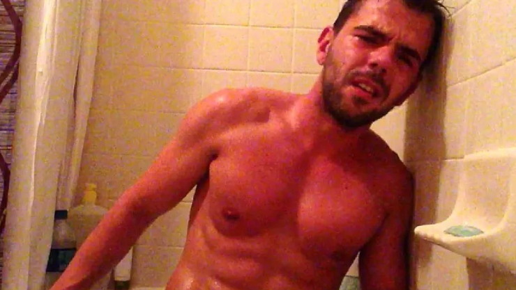 Video Influencer graba su infarto, ocurrió mientras se bañaba