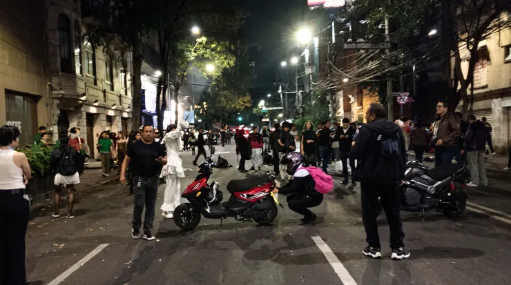Una fiesta continúo pese a que las autoridades intentaron pararla