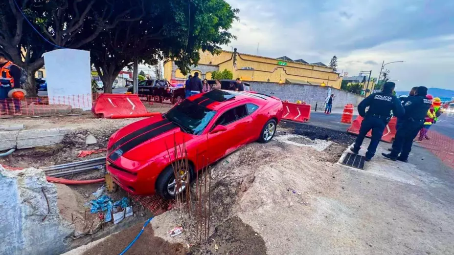 Auto de lujo Camaro cae a zanja en Paseo 5 de Febrero Querétaro