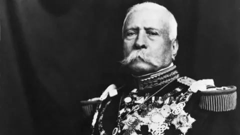 ¿Por qué los restos de Porfirio Díaz están enterrados en Francia?