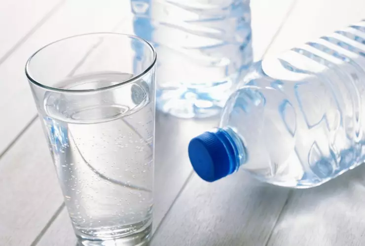 Agua embotellada sería peligrosa para la salud, según científicos