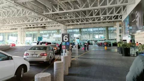 Empresas de taxis del AICM exigen igualdad de condiciones frente a los taxis de aplicación