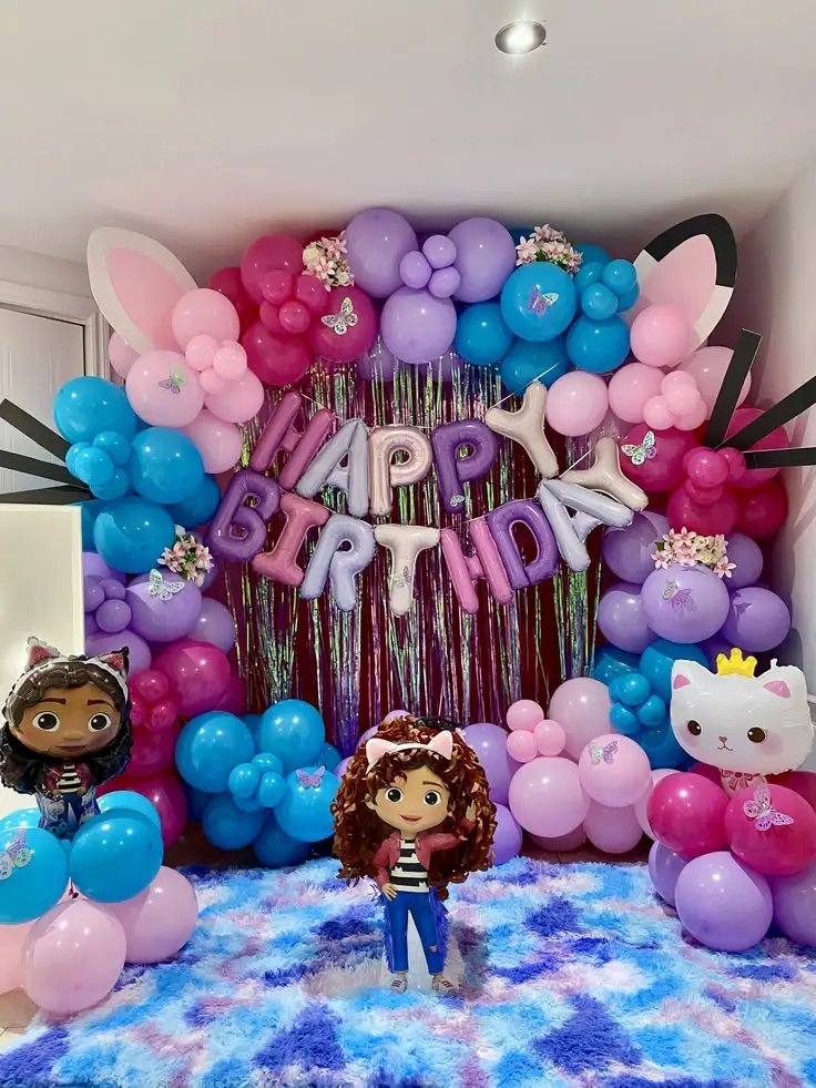 Trucos para hacer un arco de globos sin estructura de La Casa de Muñecas de Gabby