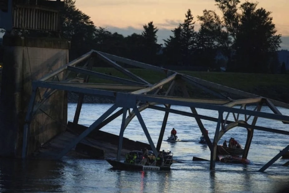 Un puente del norte de Seattle se desplomó sobre un río, dejando 3 lesionados