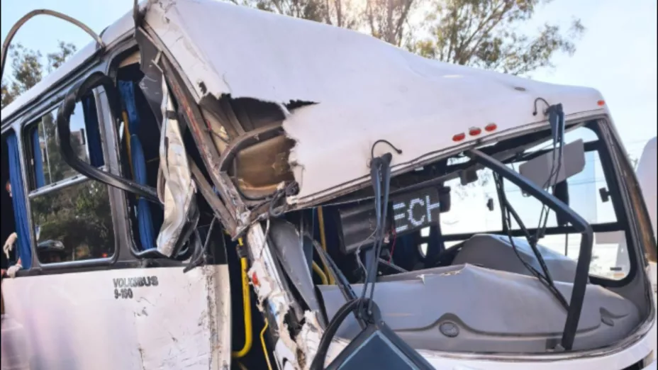 Así fue el accidente de un camión de pasajeros en Aguascalientes; hay varios lesionados