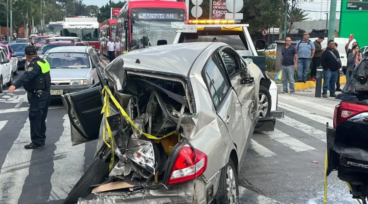 CDMX: Metrobús choca contra varios autos en el Eje 1 y deja 17 heridos