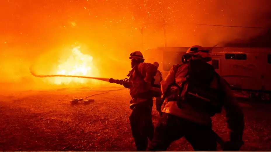 Bomberos combaten el incendio Hughes en Castaic, California.