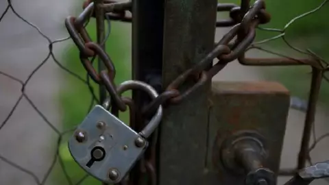 Mujer es acusada de invadir vivienda en Mérida; enfrenta a la justicia