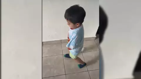 Niño racista se hace viral por rechazar a su papá (VIDEO)