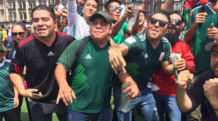 Aficionados del futbol llegaron a la plancha del Zócalo capitalino