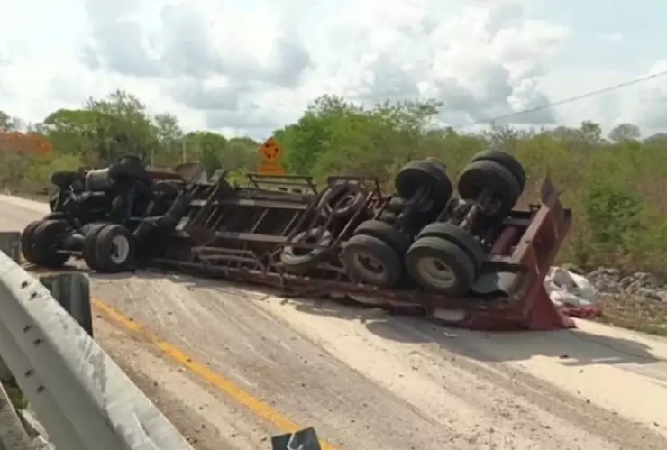 Los daños contra el puente de Kopoma que dejó el choque de un tráiler; esto pasó