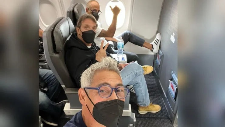 Menudo causa furor a su llegada a la Ciudad de México para dar un concierto.