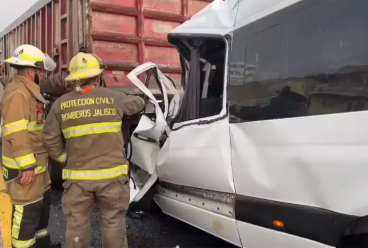 Fuerte accidente vehicular en la autopista a Zapotlanejo deja a dos personas sin vida