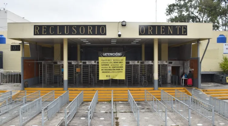 Se fuga reo del Reclusorio Oriente; estaba preso por apuñalar vecinos en CDMX