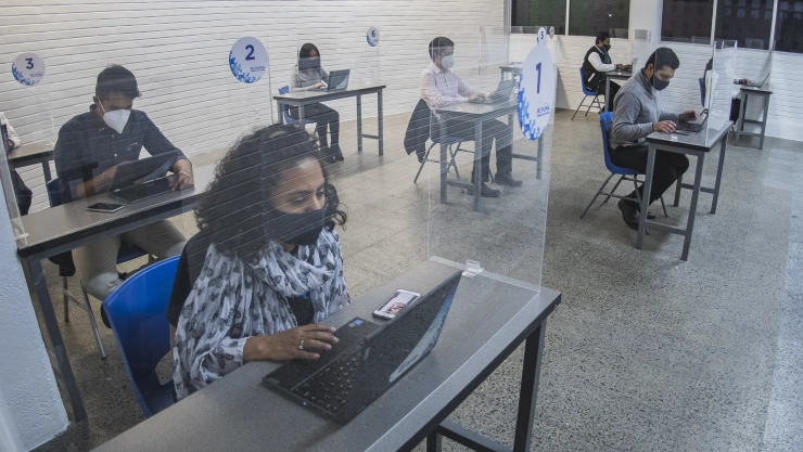 Ponen computadoras e internet gratis para prepas y CCH de la UNAM