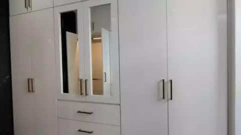 9 ideas de cl&oacute;set de madera en la pared que puedes poner en tu cuarto: son dise&ntilde;os bonitos