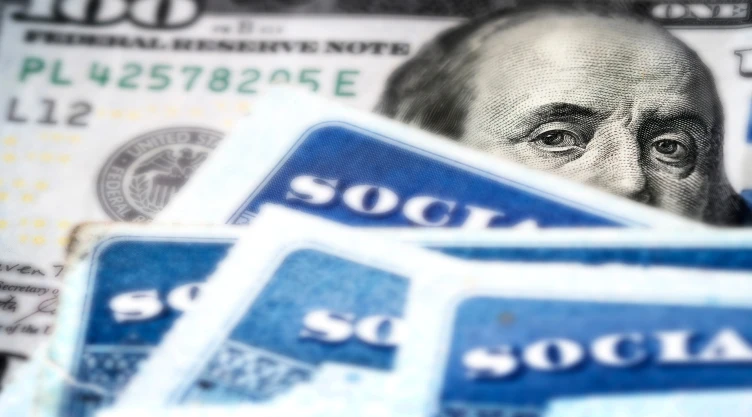 La credencial de Seguro Social junto a dólares
