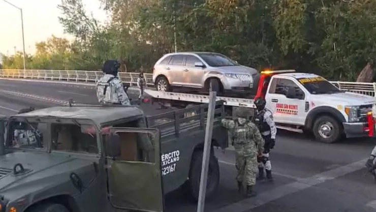Intentan despojar vehículo en puente de Culiacán