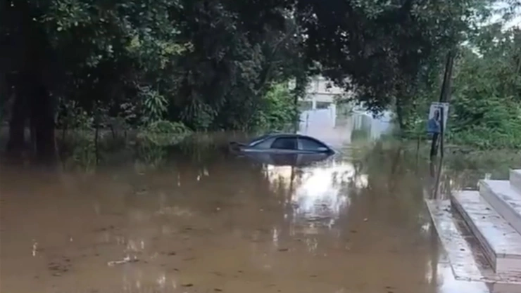 Automovil en inundación Puerto Rico.jpg