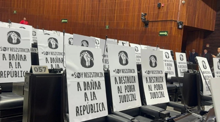 Reforma Judicial: Curules del PAN fueron ocupadas por carteles en rechazo a la Reforma, previo a la sesión para validarla