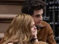 Para interpretar a Bob Dylan, Timothée Chalamet se entrenó con profesores de armónica y guitarra, tomó clases de teoría musical y estudió al detalle los gestos y la intrincada manera de hablar del músico.
Crédito: Searchlight Pictures