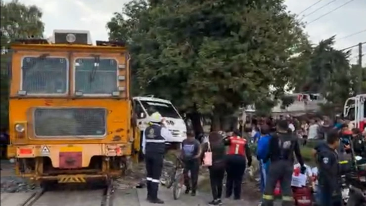 Tren arrolla a unidad de la Ruta 50 en Rivera Anaya, Puebla