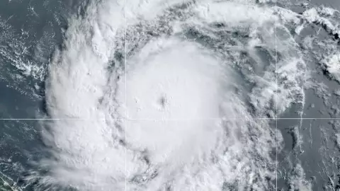 ÚLTIMA HORA_ Evoluciona a CATEGORÍA 3 el huracán Beryl sobre el Atlántico