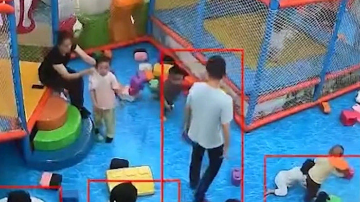 hombre golpea a niño en guardería
