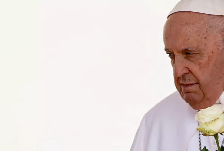 Operan de emergencia al Papa Francisco por una obstrucción intestinal.