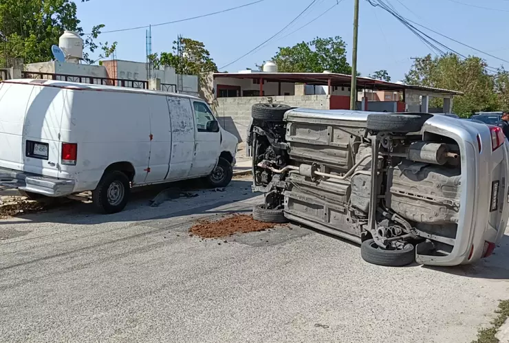 FOTOS: Fuerte accidente en la colonia Villa Magna Sur deja un auto volcado