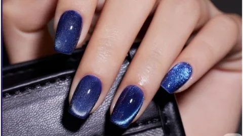 diseño de uñas azul cat eye