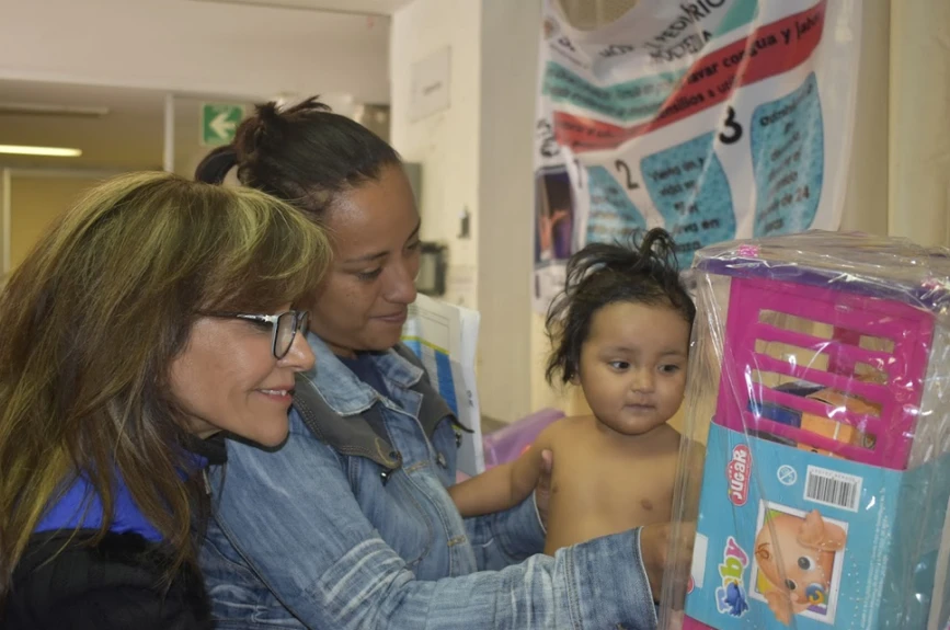 los pequeños del Hospital Pediátrico Moctezuma contagian esperanza al ver sus regalos