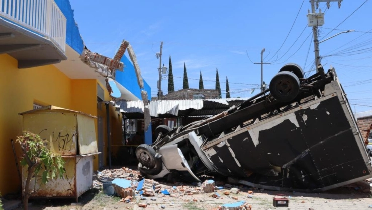 Camioneta-cae-en-atrio-de-iglesia-en-Zapopan