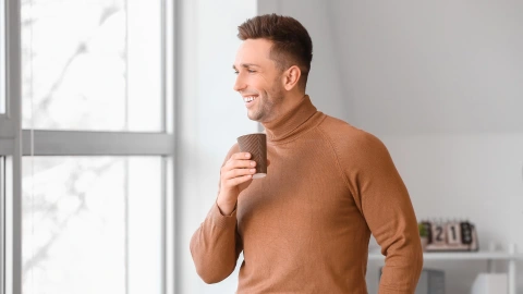 Hombre disfrutando su soledad