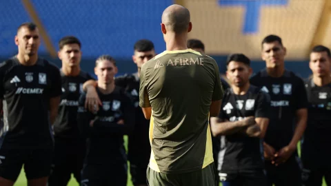 Guido Pizarro, nuevo técnico de los Tigres, charla con jugadores.