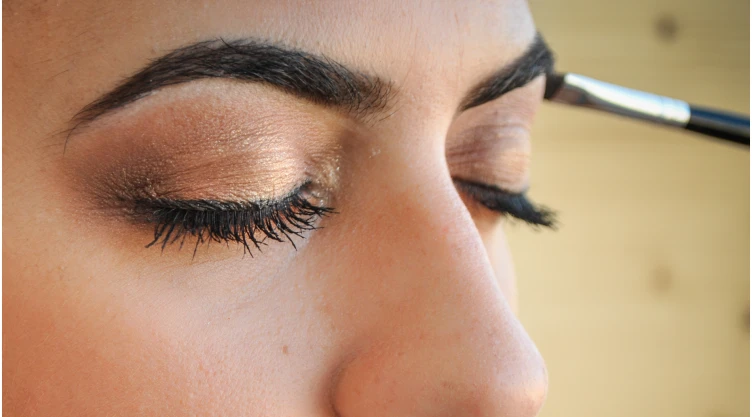 maquillar cejas con sombra
