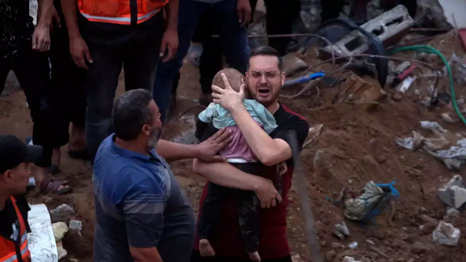 Heridos tras un ataque israelí sobre el campo de refugiados de Nusseirat, Franka de Gaza.