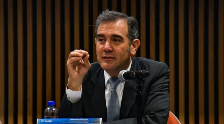 Lorenzo Córdova fue recriminado por su salario y escándalos al frente del INE