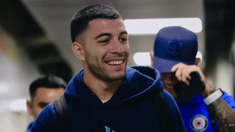 Erik Lira camino a los vestidores de Cruz Azul