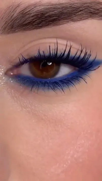 Delineador azul marino en ojos cafés
