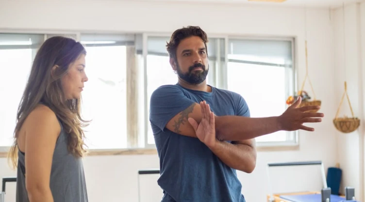 Clase de pilates: 3 ejercicios de pie para trabajar todo el cuerpo