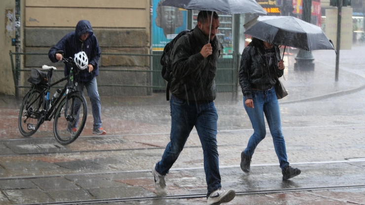 Personas cruzando la calle bajo la lluvia
