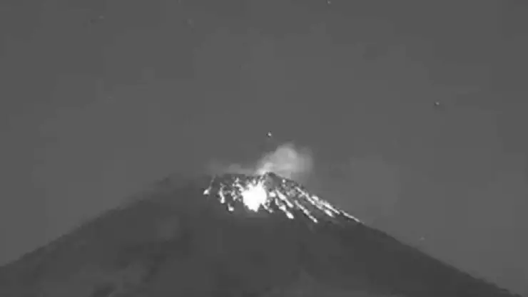 El volcán Popocatépetl registó 2 fuertes explosiones con material incandescente este martes 31 de enero.